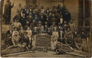 1912 Debrecen, Első Magyar Gazdasági Gépgyár rt. Budapest Malom szerelői és Erzsébet malom alkalmazottjai, csoportkép. Burg Izsó műterme, photo (EB)