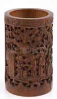 Gazdagon díszített kínai faragott fa pohár, XIX. sz. vége. Néhány repedéssel, kopásnyommal, m: 12,5 cm / Ornate Chinese carved wood drinking cup