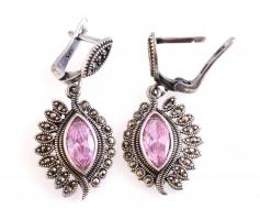 Ezüst(Ag) rózsaszín köves fülbevalópár, markazittal, jelzett, h: 4 cm, bruttó: 11,4 g