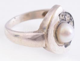 Ezüst(Ag) gyűrű gyönggyel, jelzett, méret: 55, bruttó: 4,85 g