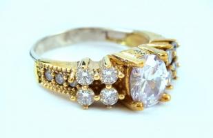 Aranyozott ezüst(Ag) gyűrű, kövekkel, jelzett, méret: 59, bruttó: 6,7 g