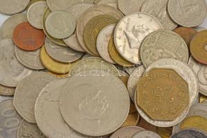 Vegyes, külföldi érmetétel ~1kg súlyban, nagyrészt Európán kívüli érmékkel, vagy európai forgalmi em...