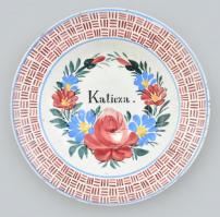 Apátfalva jelzett népi tányér, Katicza névvel, kézzel festett cserép, kopott, mázrepedésekkel, d:22cm