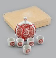 Hollóházi pálinkás készlez dobozban, 5 db kupicával, matricás porcelán, jelzett, hibátlan.