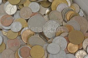 Vegyes, magyar és külföldi érmetétel mintegy ~1kg súlyban T:vegyes Mixed, Hungarian and foreign coin...