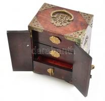 Kínai ékszertartó mini szekrény, fa-jáde, hiányos. Korrodált réz szerelékekkel, 14x10 cm, m:18 cm