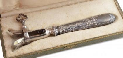 Ezüst (Ag) nyelű, kacsacomb fogó, jelzett, dobozban, h: 21 cm