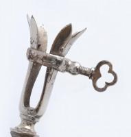 Ezüst (Ag) nyelű, kacsacomb fogó, jelzett, dobozban, h: 21 cm