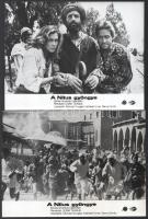 cca 1985 ,,A Nílus gyöngye című amerikai kalandfilm jelenetei és szereplői (köztük Michael Douglas, Kathieen Turner, Danny De Vito), 8 db vintage produkciós filmfotó, ezüst zselatinos fotópapíron, a használatból eredő (esetleges) kisebb hibákkal, 18x24 cm