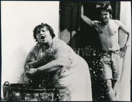 cca 1983 ,,Várj egy picit dali legény, mindjárt a tiéd leszek", 1 db vintage fotó jelzés nélkül, ezüst zselatinos fotópapíron, 15,8x20,3 cm