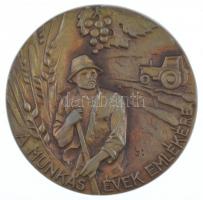 Lajos József (1936-) DN &quot;A munkás évek emlékére&quot; egyoldalas, öntött bronz plakett (90mm) T:1-