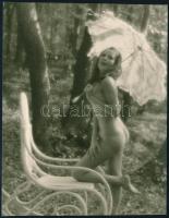 cca 1974 Gondtalan piknik a ligetben, szolidan erotikus felvétel, 1 db vintage fotó, ezüst zselatinos fotópapíron, 11,2x8,5 cm