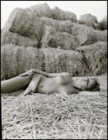cca 1982 A szalmabálák álmodozó őre, 1 db vintage NEGATÍV, szolidan erotikus akt felvétel, 6x4,4 cm