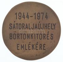 1974. "Sátoraljaújhelyi börtönkitörés emlékére 1944-1974" bronz emlékérem (77mm) T:1-