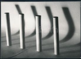 cca 1985 ,,A tér elhajlása, jelzés nélküli vintage fotóművészeti alkotás, ezüst zselatinos fotópapíron, kasírozva, 13x18 cm