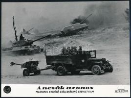 Katonai járművek (teherautó és tankok) a II. világháborúban játszódó filmben, 1 db produkciós filmfotó, ezüst zselatinos fotópapíron, 18x24 cm