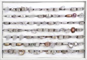 Ezüst (Ag) cca. 90 db köves gyűrű, jelzett, vegyes méretben, néhányon kőhiányok, bruttó: 510g