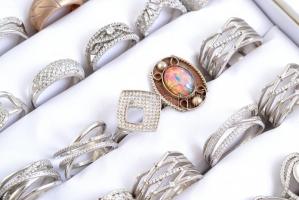 Ezüst (Ag) cca. 90 db köves gyűrű, jelzett, vegyes méretben, néhányon kőhiányok, bruttó: 510g