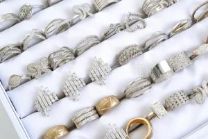 Ezüst (Ag) cca. 90 db köves gyűrű, jelzett, vegyes méretben, néhányon kőhiányok, bruttó: 510g