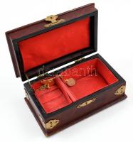 Fa ékszertartó doboz, benne kámeás bross és nyaklánc, kis kopásnyomokkal, 17,5×10,5×7 cm