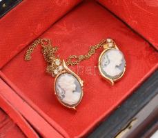 Fa ékszertartó doboz, benne kámeás bross és nyaklánc, kis kopásnyomokkal, 17,5×10,5×7 cm