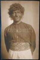 cca 1910 Szerecsennek öltözött férfi portréja, fotó, 14×9 cm