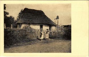 Turja-völgye, kislány a ház előtt / Serie III. Malá devcátka pred chalupou, údoli reky Turje / Transcarpathian folklore, house (EB)