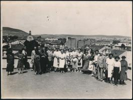 cca 1940 Kassa, csoportkép tetőteraszon, háttérben a Városháza, fotó, 17,5×23,5 cm