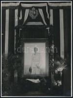 cca 1940 Horthy Miklós kormányzó portréja feldíszített környezetben, 23×17 cm