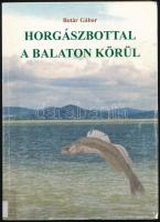 Botár Gábor: Horgászbottal a Balaton körül. Bp., 1998., Sygnet Kft. Gazdag képanyaggal illusztrált. Kiadói papírkötés, volt könyvtári példány.