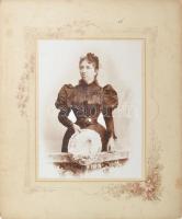 cca 1900 Hölgy nagyméretű portréja (Vámossy Mihályné), keményhátú fotó Antal Béla zalaegerszegi műterméből, hátoldalán feliratozva, pecséttel jelzett, 26x19,5 cm (teljes méret: 42x35,5 cm)