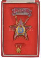 ~1950. Szakma kiváló dolgozója - Könnyűipar Rákosi-címeres zománcozott kitüntetés hátlapon 72672 sorszámmal, miniatűrrel, eredeti tokban T:2