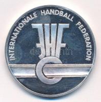 1995. "Ausztria-Magyarország női kézilabda mérkőzés" kétoldalas, ezüstözött fém emlékérem ...