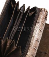 Roberta di Camerino kígyóbőr mintás bőr pénztárca, kopásnyomokkal, belül kissé foltos, 14x10x4 cm