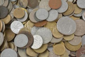 Vegyes, magyar és külföldi érmetétel mintegy ~3kg súlyban, "Hotel Sacher Wien" fadobozban ...