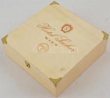 Vegyes, magyar és külföldi érmetétel mintegy ~3kg súlyban, "Hotel Sacher Wien" fadobozban ...