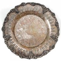 Angol ezüstözött alpakka dísz tányér, jelzett, fa állvánnyal, kopásnyomokkal, d: 19 cm