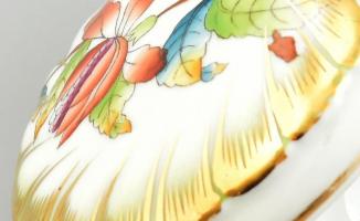 Herendi Viktória mintás kis bonbonier, kézzel festett, jelzett, kopásnyomokkal, d: 7,5 cm