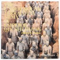 Fu Tianchou: The Underground Terracotta Army of Emperor Qin Shi Huang. Beijing (Peking), 1985, New World Press. Gazdag képanyaggal illusztrálva. Angol nyelven. Kiadói papírkötés, kissé sérült, koszos borítóval, a könyv elején néhány kissé koszos, foltos lappal.