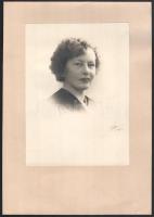 cca 1920 Művészi női portré, olvashatatlan jelzéssel, kartonra kasírozva, 22,5x16,5 cm