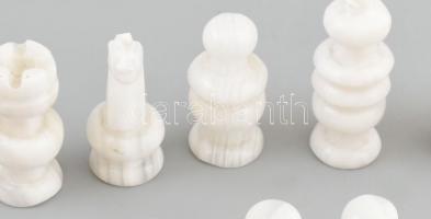 Ónix-achát sakkfigura készlet, hiánytalan, néhány kisebb sérüléssel