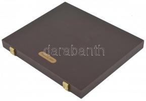 "GÖDE" fa éremtartó kazetta, összesen 9 férőhellyel, használt állapotban