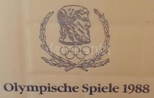 Éremtartó kazetta "OLYMPISCHE SPIELE 1988" felirattal, benne 1db tálcával, összesen 24 fér...