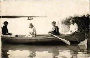 1916 Siófok, csónakázó hölgyek. Ellinger Ede udvari fényképész műterméből. photo