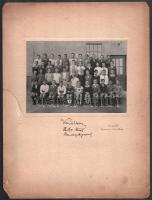 cca 1920-1940 Iskolai tablófotó, a rajta szereplők aláírásaival, fotó kartonon, Pesterzsébet, Murilló, sérült kartonnal, 17x12 cm, teljes: 33x25 cm