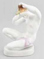 Aquincumi porcelán fésülködő akt. Kézzel festett, jelzett, hibátlan, m: 15,5 cm