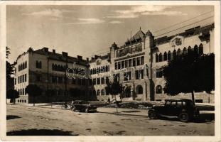 1944 Kolozsvár, Cluj; Árpád utca, Honvéd Hadtestparancsnokság, autók / street, military headquarters, automobiles (fl)