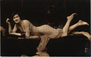Cigarettázó erotikus meztelen hölgy / Erotic nude lady smoking a cigarette. A.N. Paris 211. (non PC)