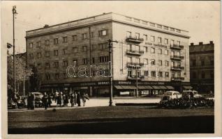 Debrecen, Alföldi takarékpénztár palotája, Szilágyi Sándor cserkészbolt, Erdődy Zoltán órás és ékszerész, Stühmer cukorka, Schön Sándor, Dermata, Hamerli J. Rózsa nőidivat, Espresso, Tóthfalussy, fodrászat üzlete, autók