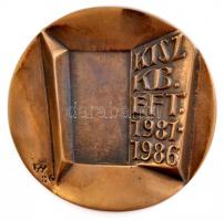 Kiss György (1943-) 1986. KISZ KB. EFT. 1981-1986 bronz emlékérem eredeti tokban (85mm) T:1-